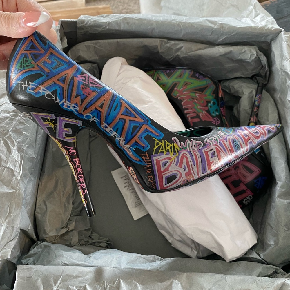 Stylish Graffiti Print Women's Heels